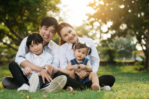 portrait famille asiatique gens heureux souriant au parc mode vie concept vacances 35721 112